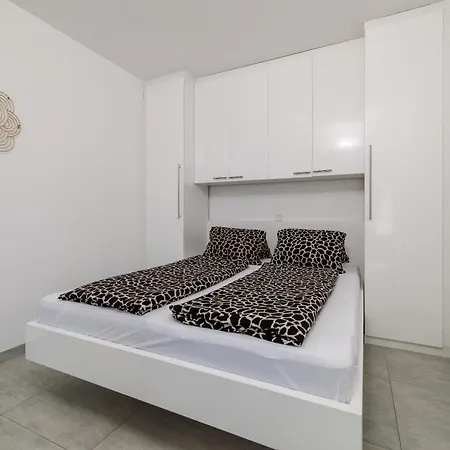 Villa Tatjana Apartment Mit Zwei Schlafzimmer Crikvenica Exterior photo